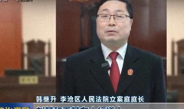 青岛法院判了一个案子，案子的内容就是前面人回头撞上后面人，前面人摔倒后骨折，起诉