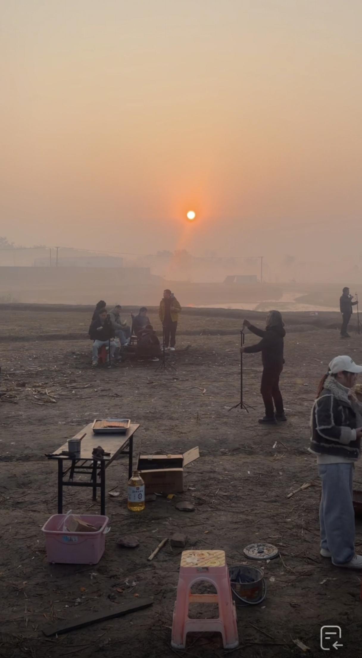 呆呆家的刨猪宴已经变味了！13日一大早，天还没亮，呆呆家楼下就已经聚集了很多人，