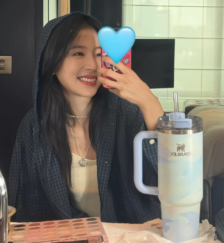 这个蓝色格子的颜色就是周雨彤穿的青春洋气又百搭实用