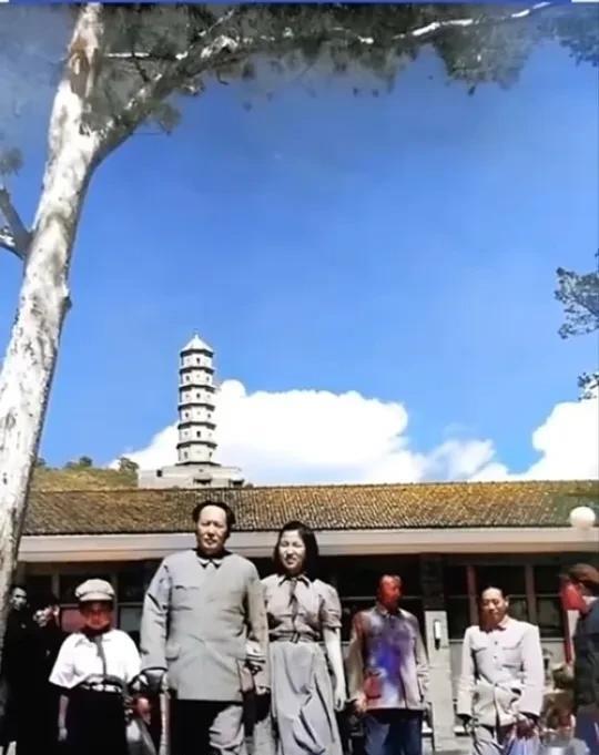 #分享一张几十年前的老照片#这是50年代主席带着女儿李讷和侄子毛远新，游览玉泉