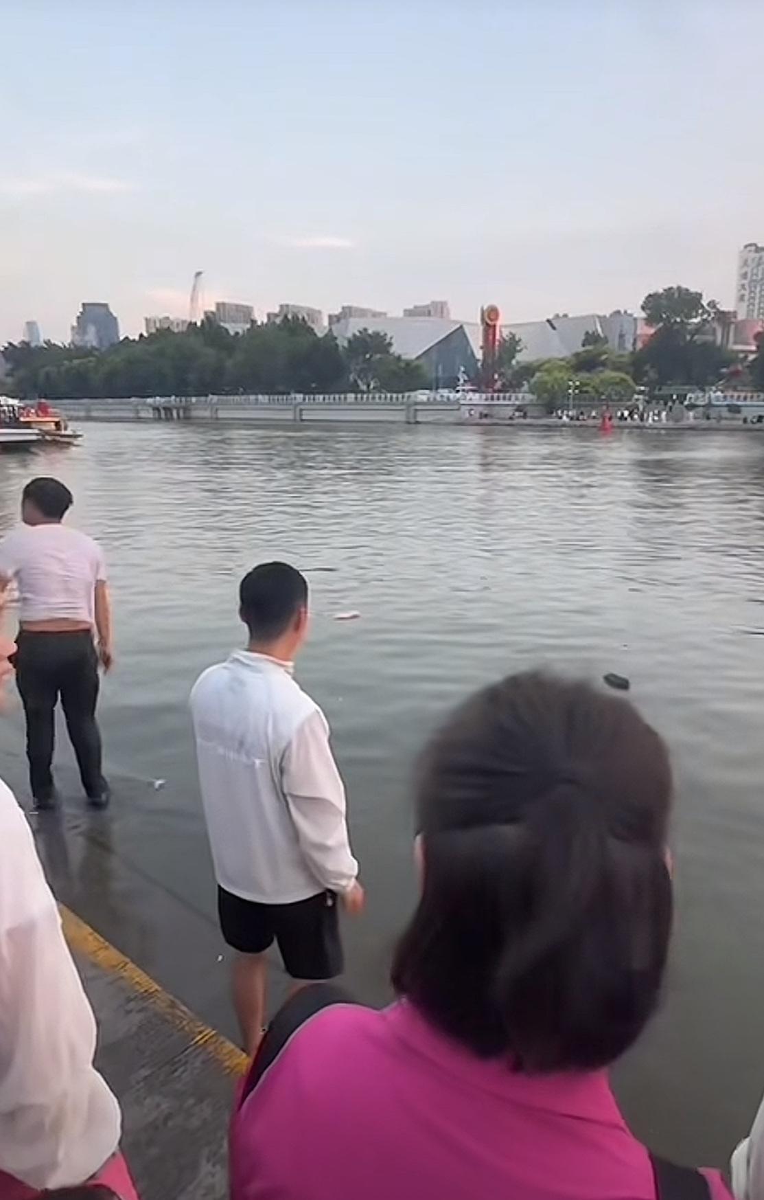 天津之眼那一家四口的悲剧，都在吵不会游泳该不该下水救人。可我在想的是怎么能从