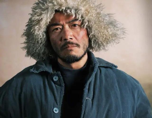 当年咬死要8750万片酬不肯降，逼停剧组赔几千万的杨烁，现在居然在4800米高原