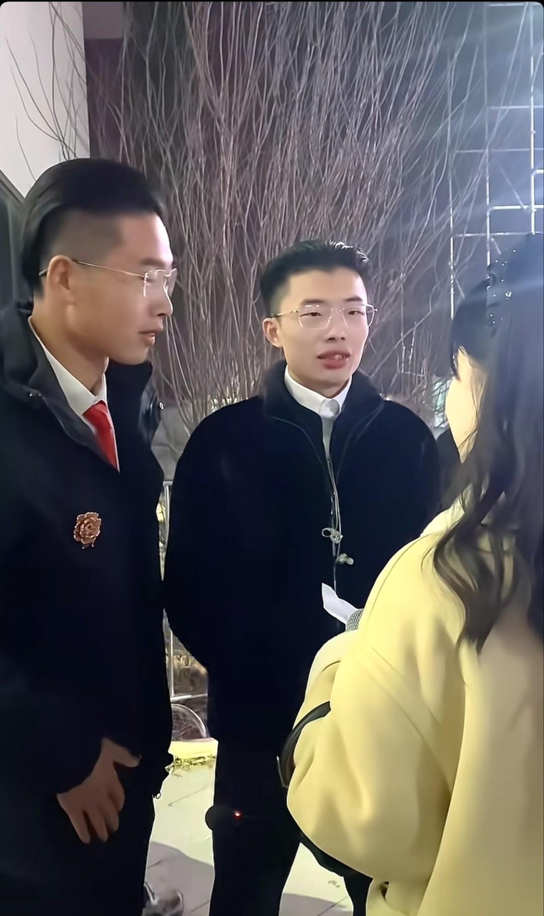 修车厂扳手还没放下，直播间人数已破万。这个县城青年白天修车，晚上修梦想。郭有