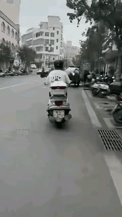 骑摩托车有预谋、有准备把捡破烂老人踢飞的这个恶徒，已经被抓住了，不仅把他抓住了，