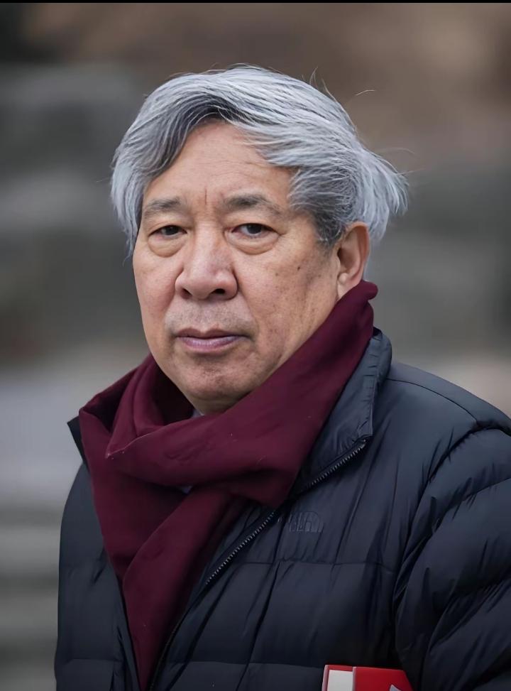 这两个人，大家认识吗？图一是蒋方舟的老师阎连科，蒋方舟被剥夺研究生学历，他也受