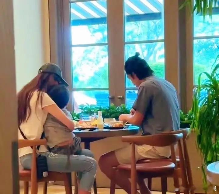 有网友在新加坡酒店偶遇林志玲一家吃早餐，她儿子好黏她啊，一直要抱抱！小家伙才4岁