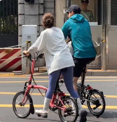胡歌一年才会偶遇到一次，在内娱一众频繁营业、热搜不断的艺人当中，胡歌算得上是圈内出名的“失踪人口”，