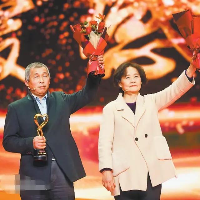 22岁杭州小伙坐地铁，遇到外地老夫妻问路，小伙发现俩老人订的酒店又偏又远，还要1