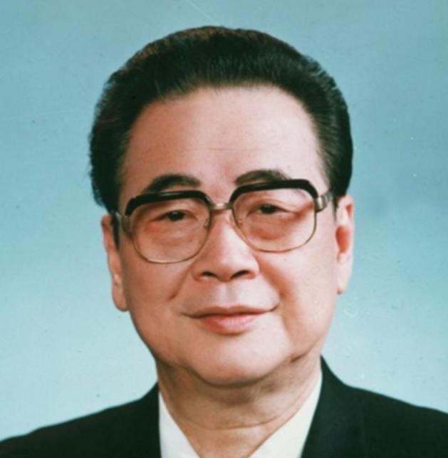 1992年7月10日晚8点，北京一间病房里，88岁的邓颖超已经认不清身边任何人了