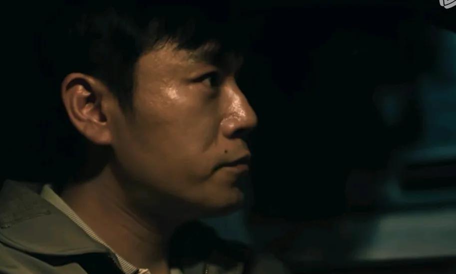 《扫毒风暴》卢少骅最终也没有撞向师傅，而是开车把师傅送回了家，师傅也是装作什么都