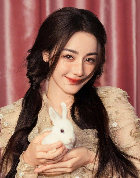 1、李兰迪的《千夜奇谭》开机时间一推再推，本月又开不了了，制片方很努力在跟平台争