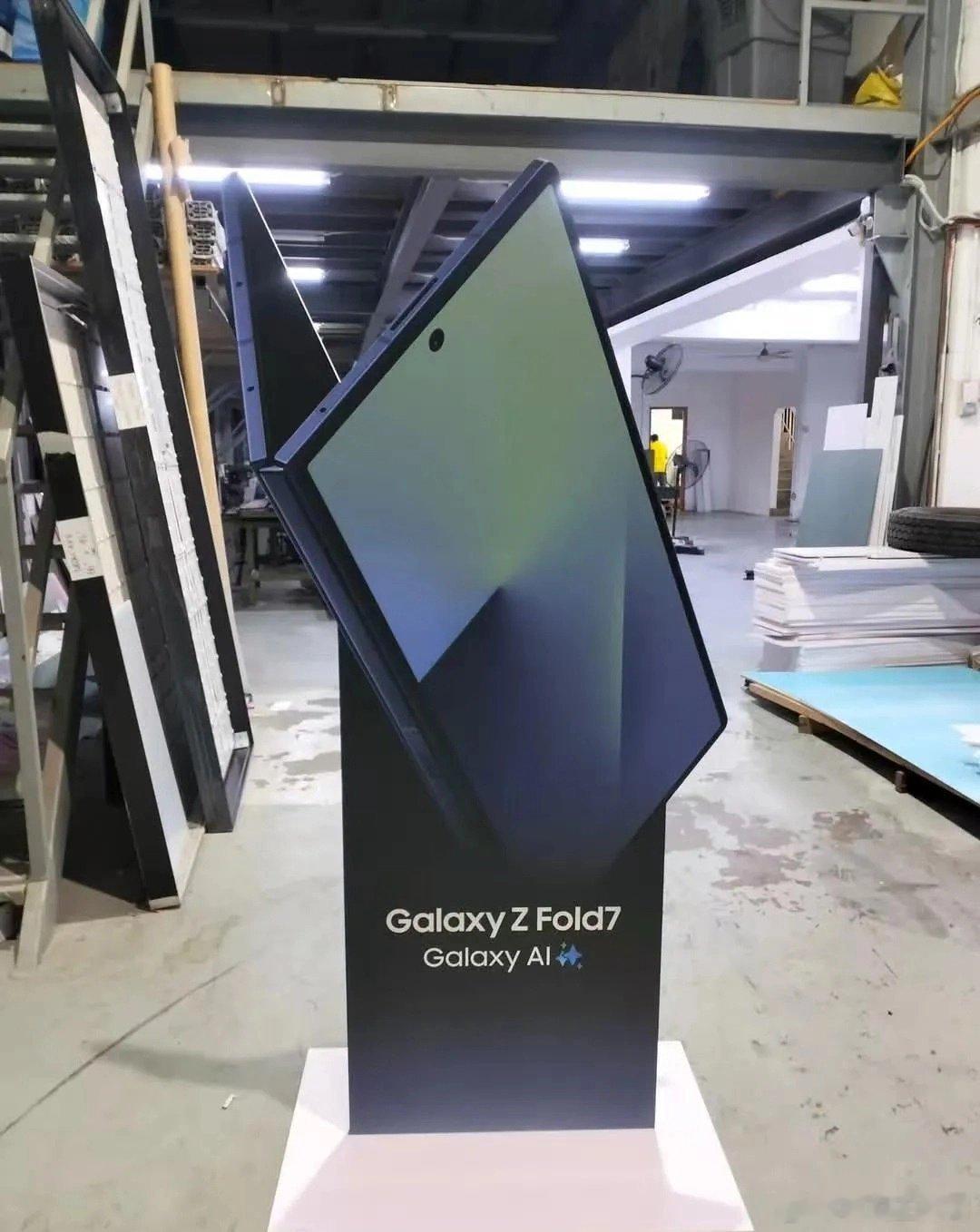 三星GalaxyZFold7的宣传物料也曝光了，看来这次也要走轻薄路线，思路