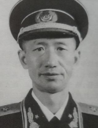 1933年，红九军指挥部里，军长何畏突然拔出手枪，对准作战科长周希汉的脑袋，“砰