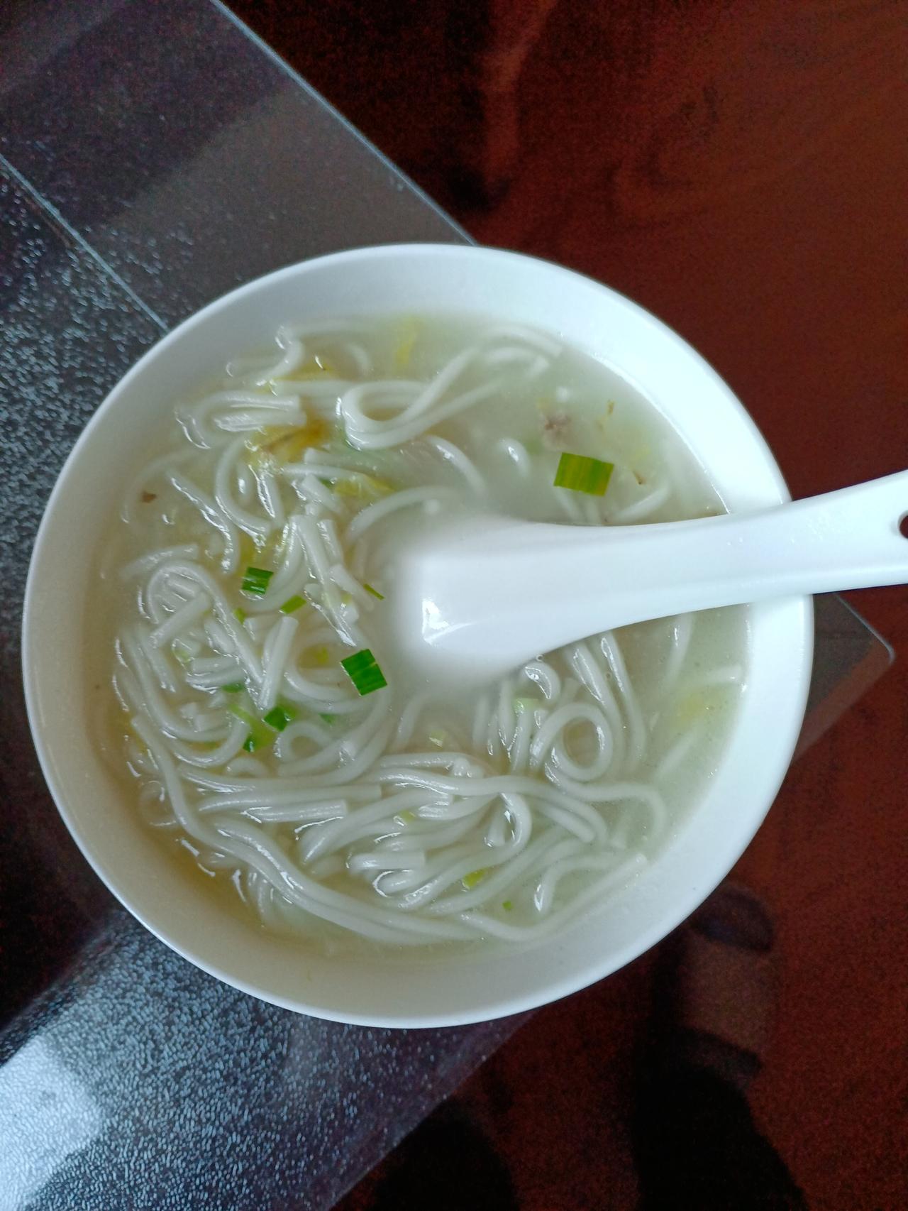 早上喝了两小饭碗骨汤烂糊面……吃了一只白水蒸蛋。