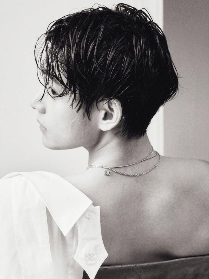 金泰亨太大方了金泰亨背肌真的是太诱人了呀，果然是慷慨又大方呀！这个肌肉线条比例