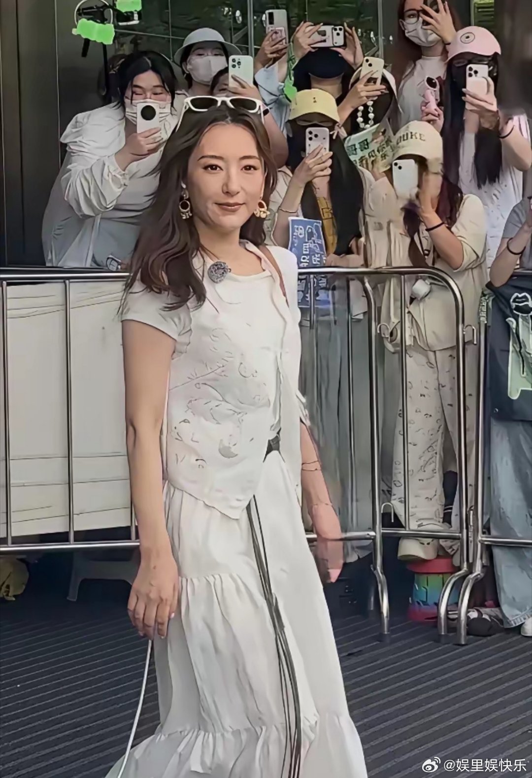 方媛生图和精修图差距太大了，生图已经有点显老了，皮肤松弛个子矮小有妈感了，但是她