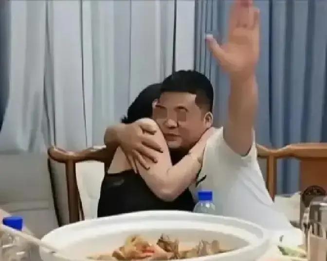 长沙同学会视频里，李某贴着张某耳语被拍，传成出轨。15秒画面没前因后果，网友直