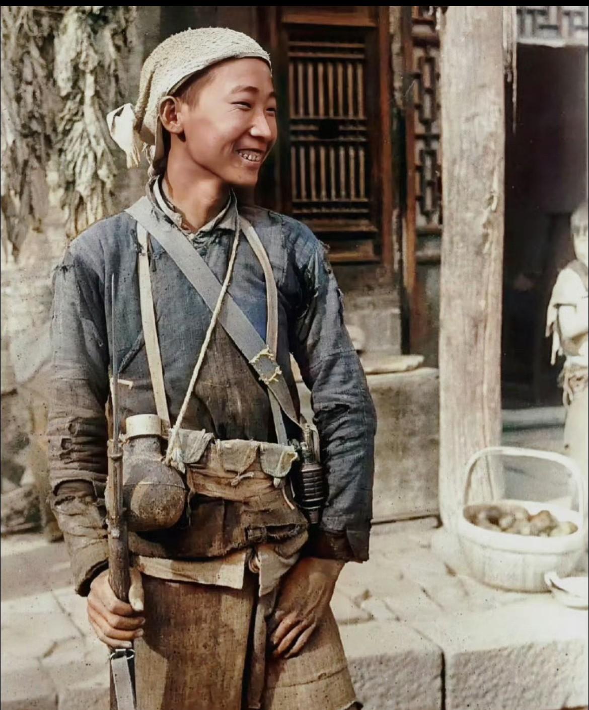 1944年，陕北。一名年轻的游击队员，只见他衣衫褴褛，但是精神矍铄，他身上挂满了