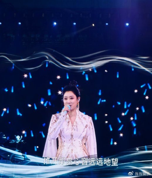 天降暴雨舞台秒变水墨画厦门举办演唱会的那个夜晚，老天爷着实是相当给人以情面，演出