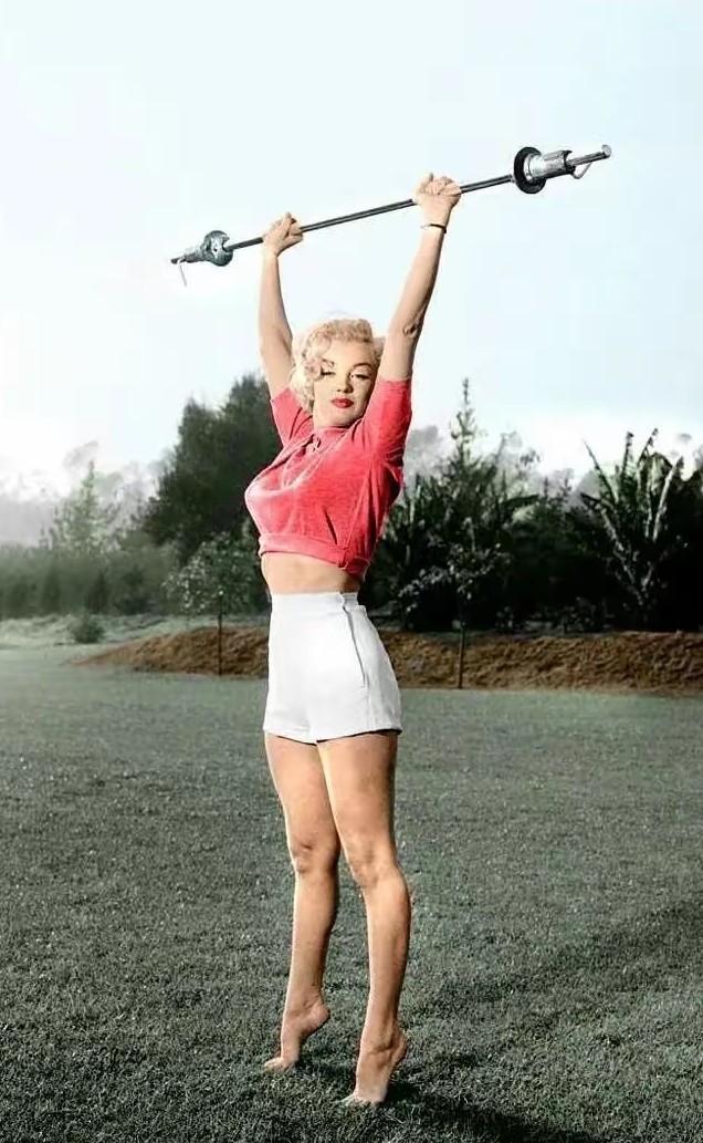 她不练哑铃，不节食，也不拍腹肌打卡照。每天早上起来，就对着镜子，把一个抬腿动作