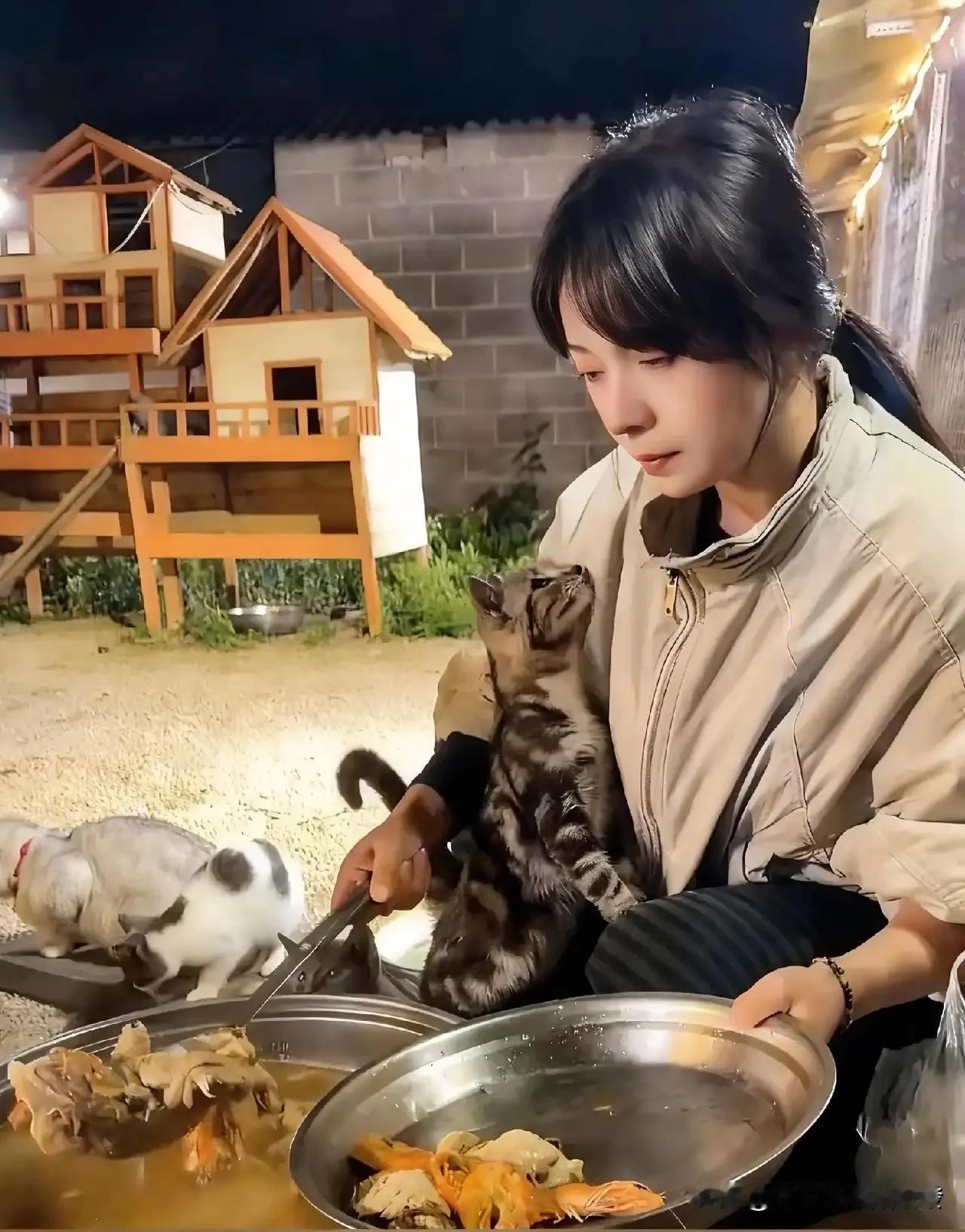 一女生给婚宴上的新娘递上红包，同时祝她新婚快乐，新娘有点懵，因为她并不认识这位女