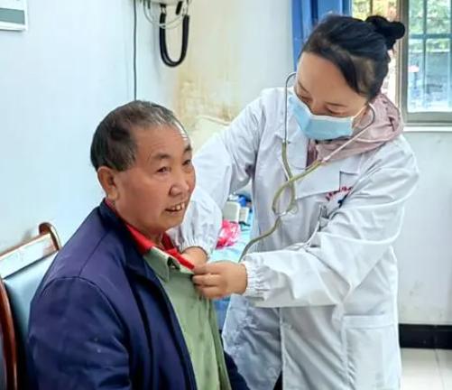 2008年，1女子为了和丈夫团聚，放弃城里的高薪工作，来到了偏远山村开小诊所。