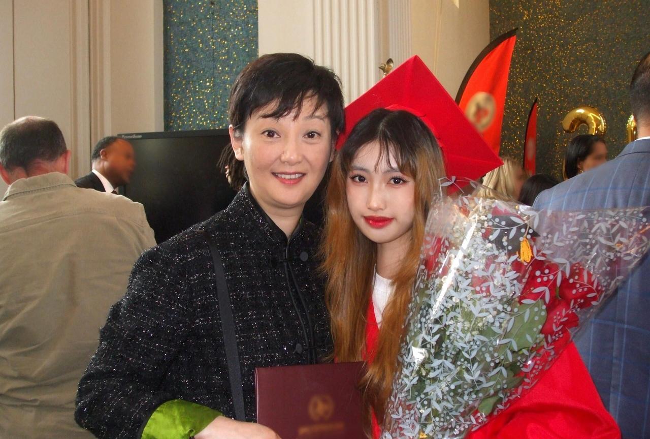 18岁毕业？徐朵红袍加身惊呆网友！徐帆黑钻造型抢镜,，母女相拥画面很温馨～～刚刚