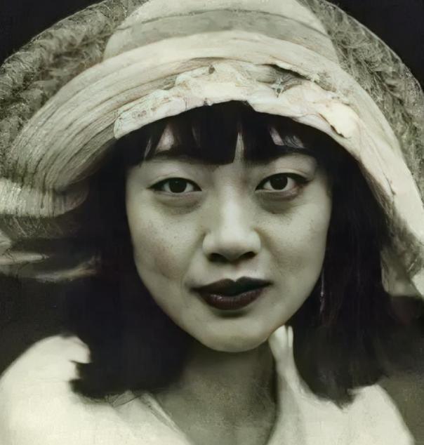 婉容的最后日子，宛如一场无尽的梦魇。她曾是清朝末代皇帝溥仪的皇后，曾在紫禁城中拥