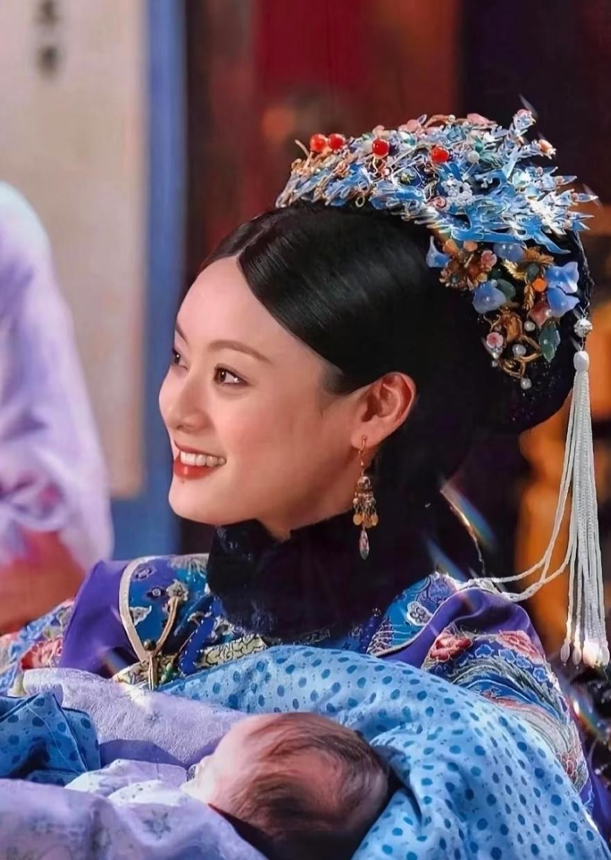 看到这套嬛嬛的妆造，真的会忍不住想：这是不是就是没经历那些变故，平安生下胧月、一