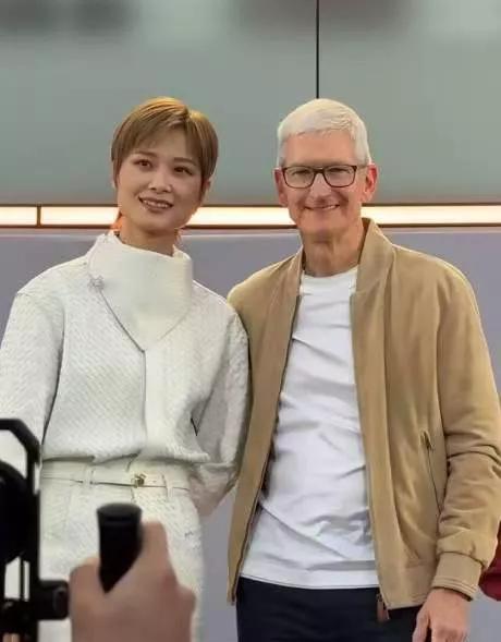 为什么大品牌都爱找李宇春？这背后藏着一条残酷的真相。苹果50周年庆典，亚太首