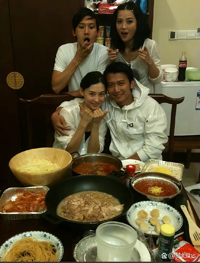 这是2010年谢霆锋张柏芝请阿Sa和朋友来家里吃饭拍下的美好合照，柏芝和霆锋下厨，两人做了一大桌的好