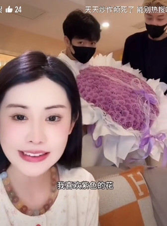 8月6日，韦雪直播，KK送大束玫瑰！炒作痕迹越来越明显，她之前教姐妹的那些套路