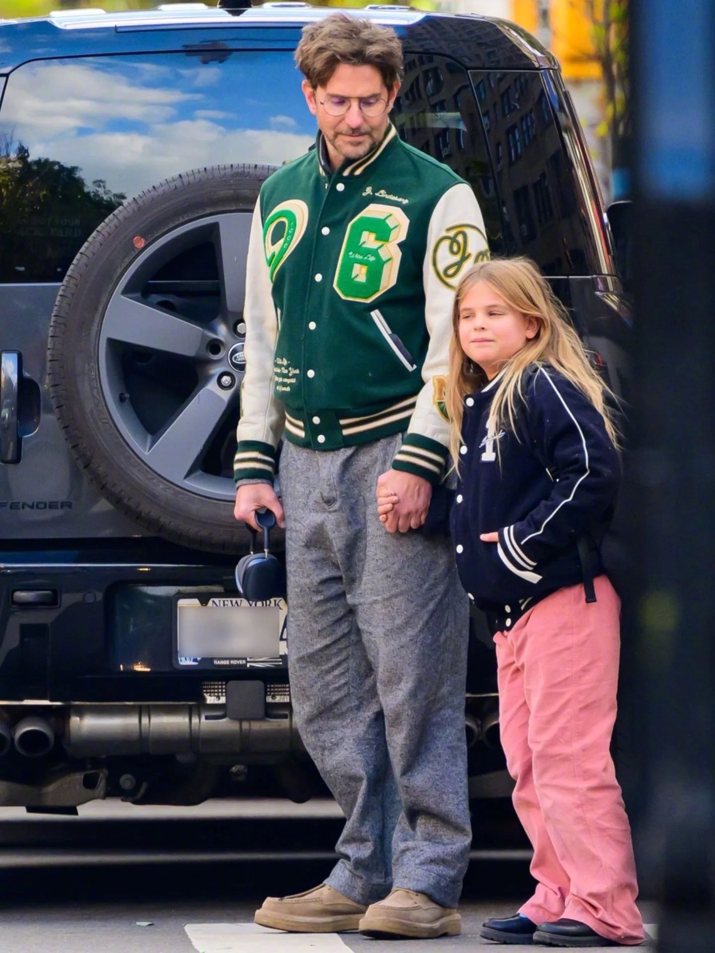 带着女儿Lea外出的库珀BradleyCooper，又给孩子买了两个不同口