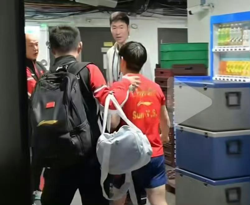 孙颖莎受伤后送去就医画面曝光！两位大领导都出动了，站在门口很关心莎莎的状况，