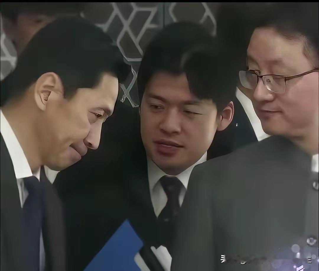 谁真信了倭人的的所谓“解释”，谁就输了！看倭使金井正彰与我方外交官见面时的照片，