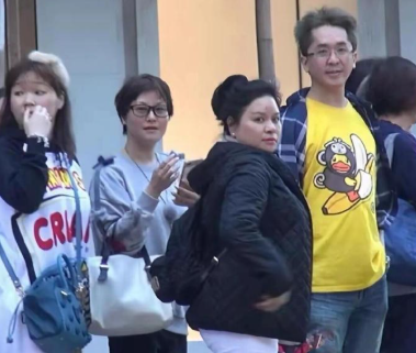 这个富二代家就是溏心风暴的原型之一他也是以前TVB的演员叫邓兆尊一个人同时