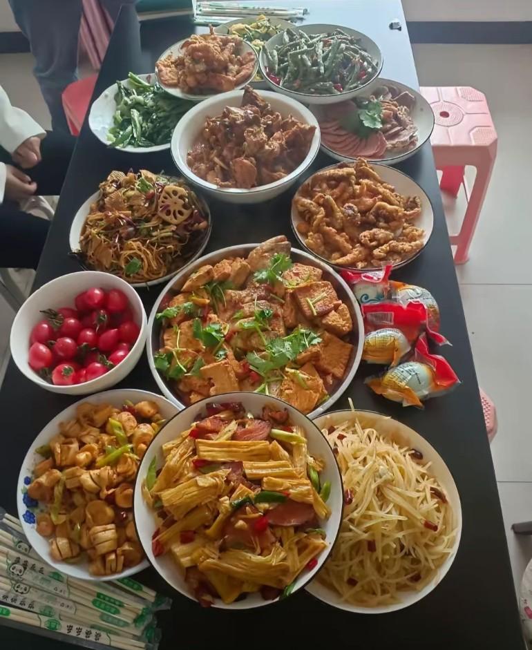 谈不上富裕奢华，只是寻常一桌家常菜。有家、有烟火，就是最好的幸福。我们日夜辛
