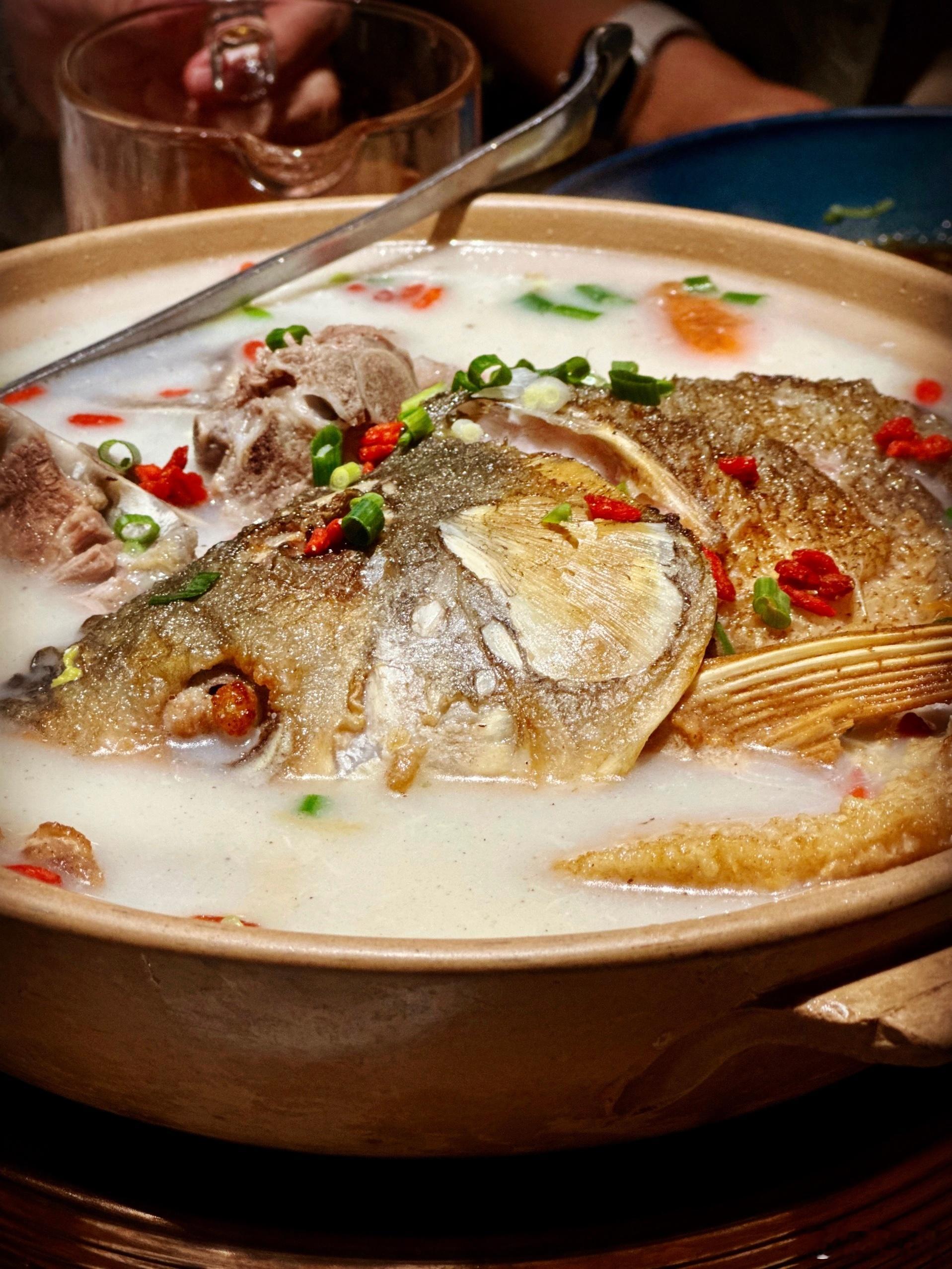 与收获爱情的一对朋友吃饭聊天是特别让人高兴的事。缘份如此神奇，如此珍贵。羊肉串也