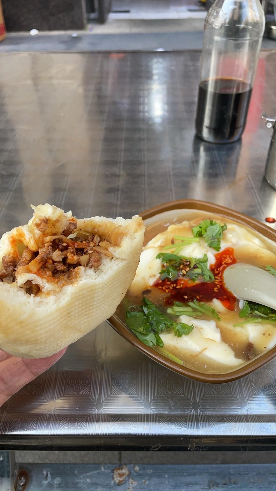 买了两个肉包子，就着豆腐脑正吃，看到速冻的工厂肉这会开始加工，瞬间不想吃了[撇嘴