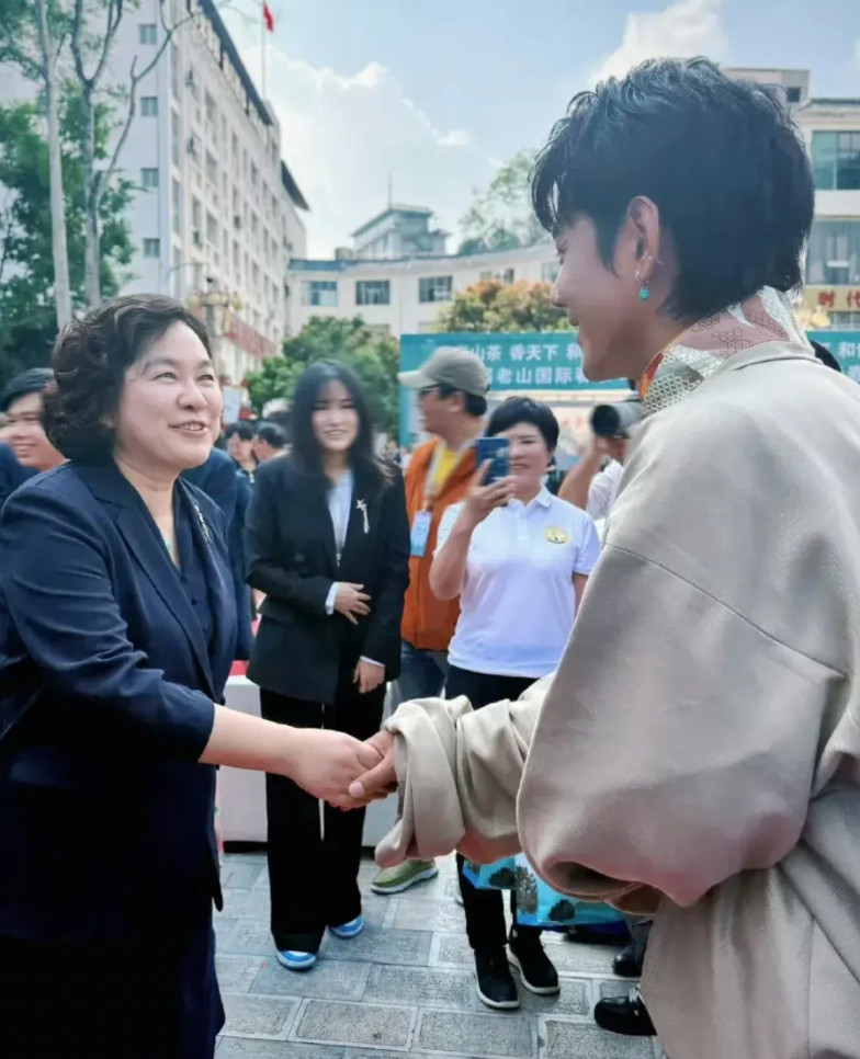 看到丁真和华部长握手，忍不住感慨：这才是他应该走的路！丁真进娱乐圈，真的有种“误