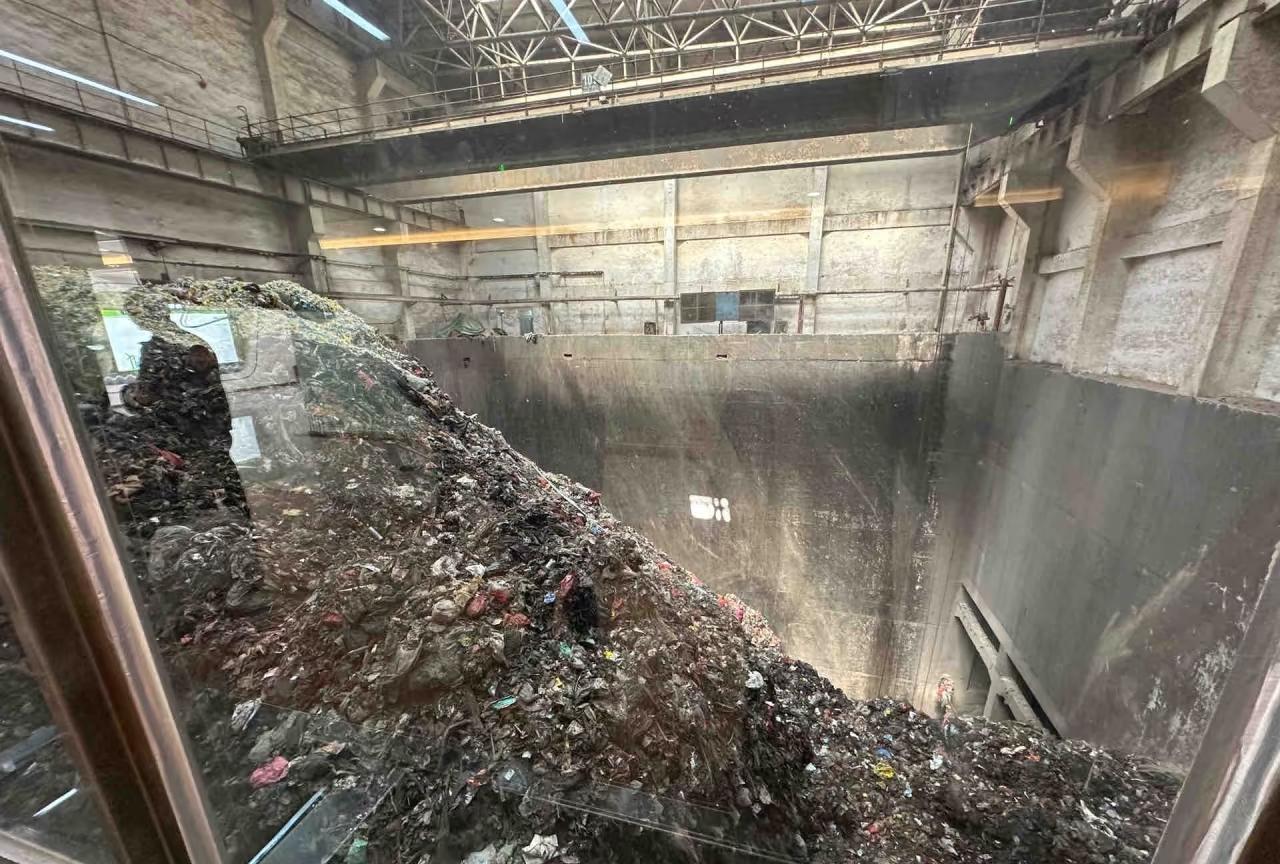 垃圾分类后大量原来的垃圾变得值钱了。木头，泡沫，废玻璃，厨余垃圾也是钱[捂脸哭]