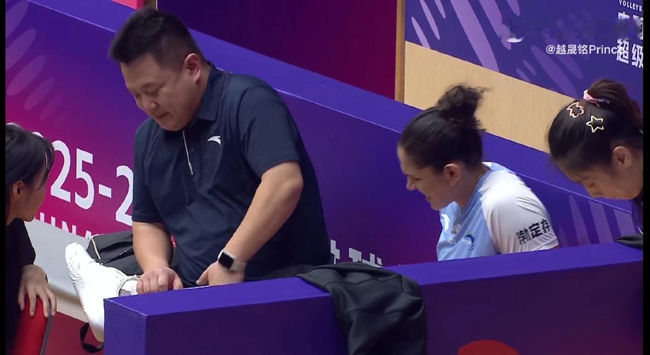 天津女排外援巴西娜塔莉亚小腿不适！在昨天晚上的比赛中，巴西娜塔莉亚上场刚刚打了半