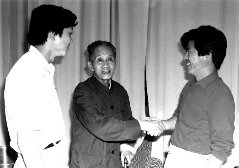 1950年，开国上将杨勇收到一封来信，信中说：“我还活着，能不能给我安排个工作
