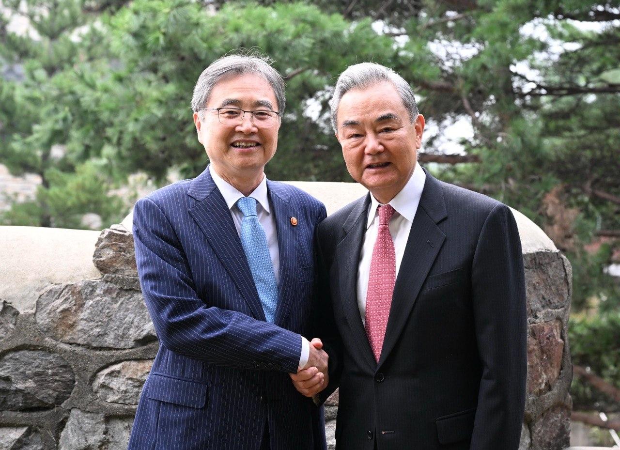 韩国外长赵显昨天（8月20日）用韩英中三语写道：“继昨天的会谈与晚宴后，今天早上
