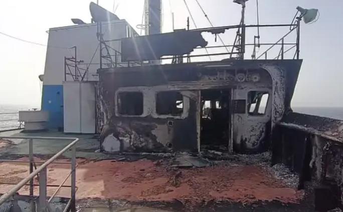 谁能想到，一艘满载着普通货物的中国货船，居然在波谲云诡的阿拉伯海，悄无声息地挨了