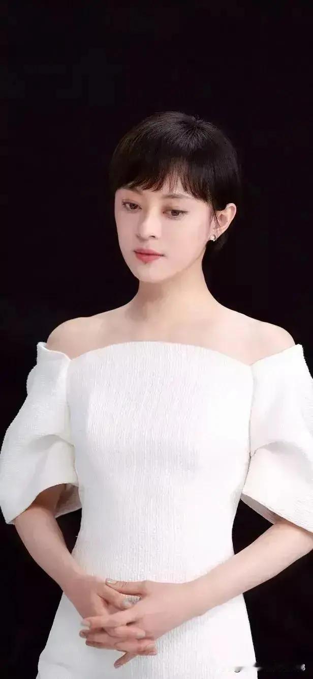 孙俪很漂亮，年轻时是灵气少女。年轻时的孙俪，确实很出彩，她不属于浓艳大美女胜