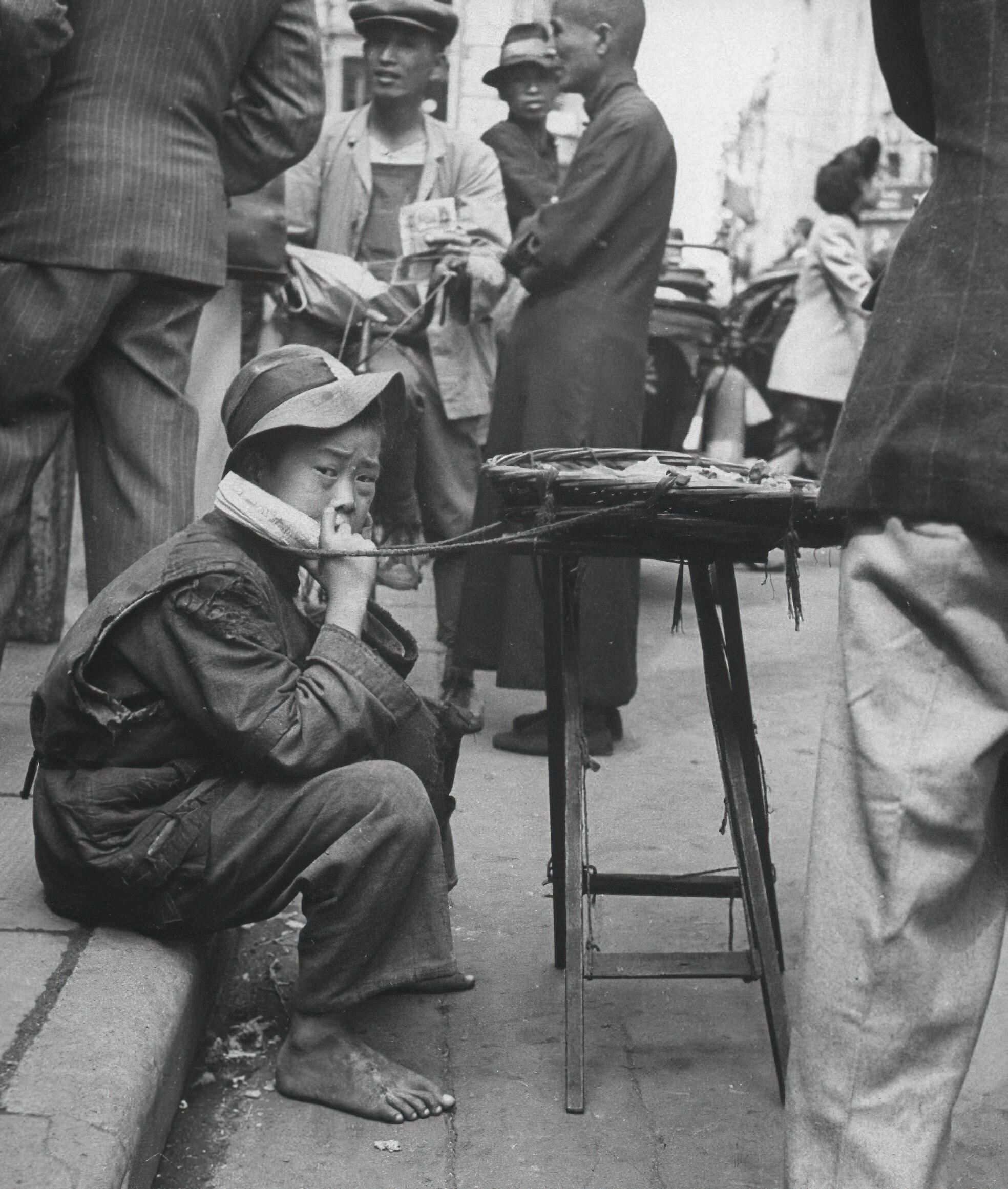 1945年11月上海卖糖果的小男孩​​​