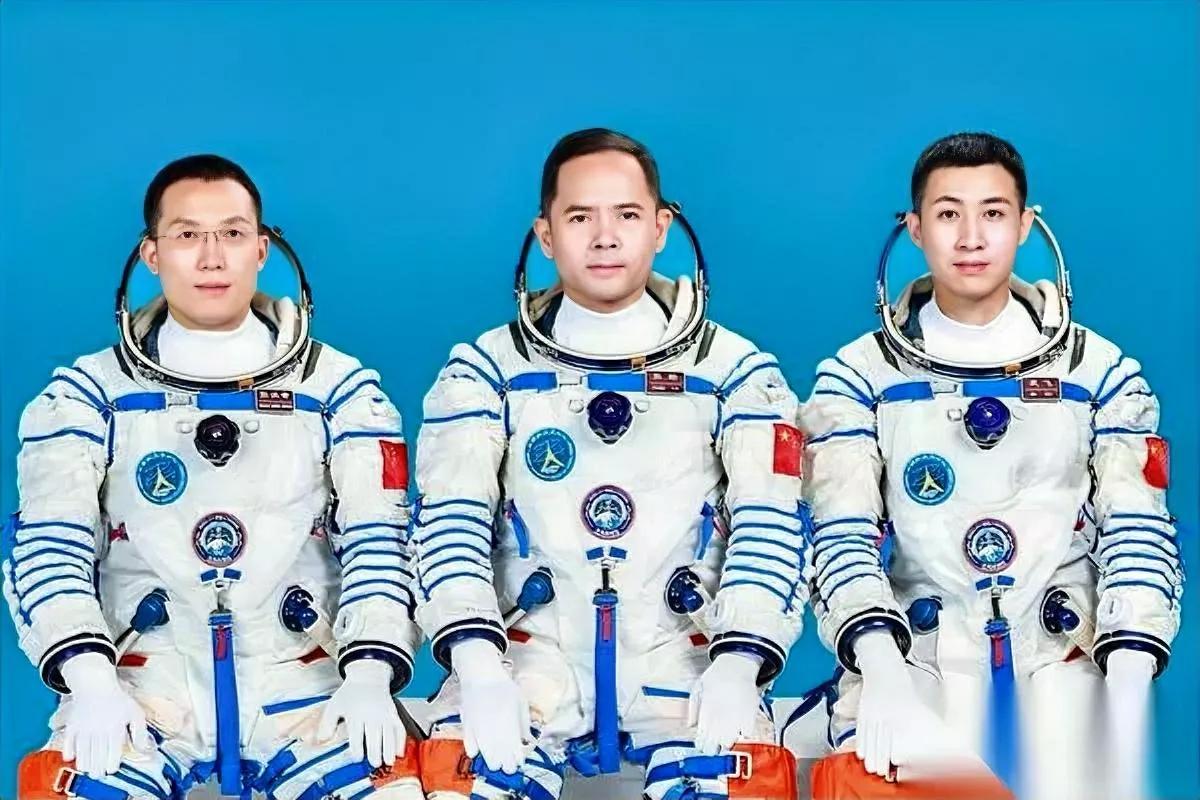 三缺一?别急!神舟二十一把牌补上了。这回最炸的不是谁上天,而是“三代同堂