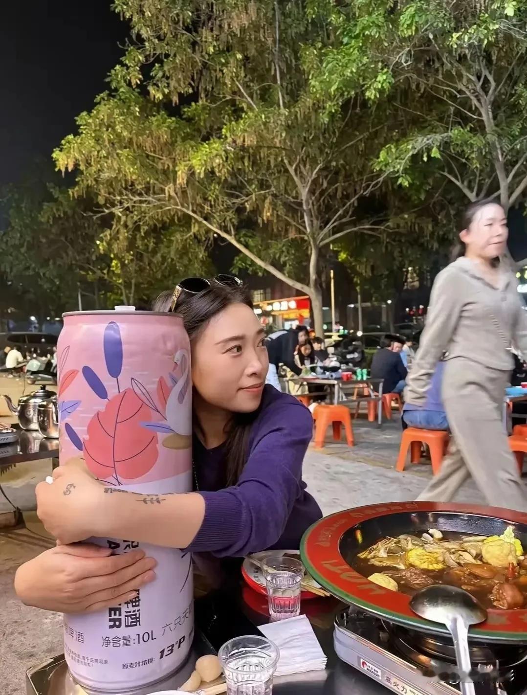 昨晚上，跟两个闺蜜去练摊，本来约好仨人一桶鲜啤，结果这个二闺蜜看到人有大瓶啤酒，