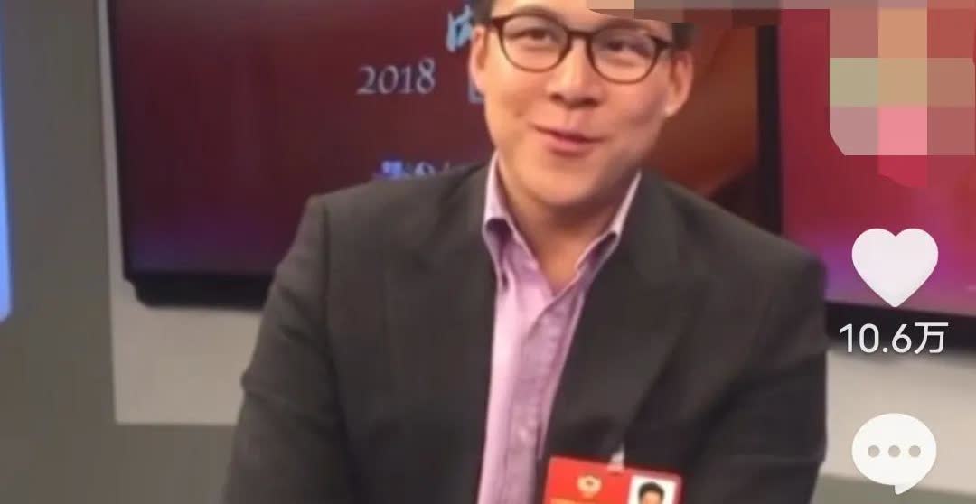 主持人问霍启刚，为什么普通话说得这么好？霍启刚说：“以前要跟老婆沟通，不能她学广